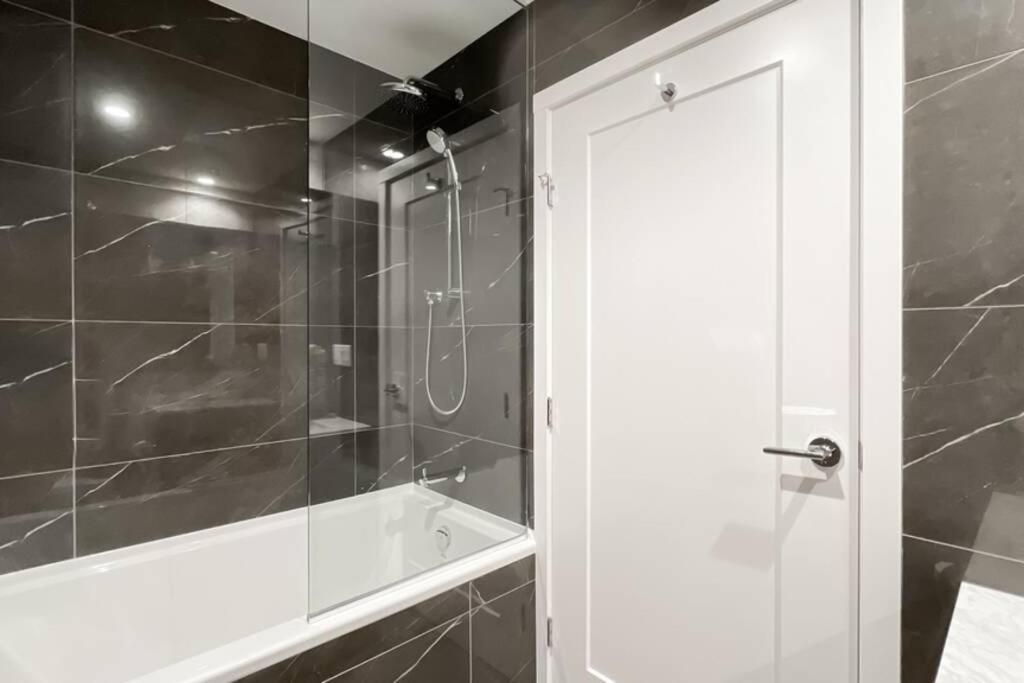 Spacious New Apartment With Working Space@Oakridge Vancouver Eksteriør bilde