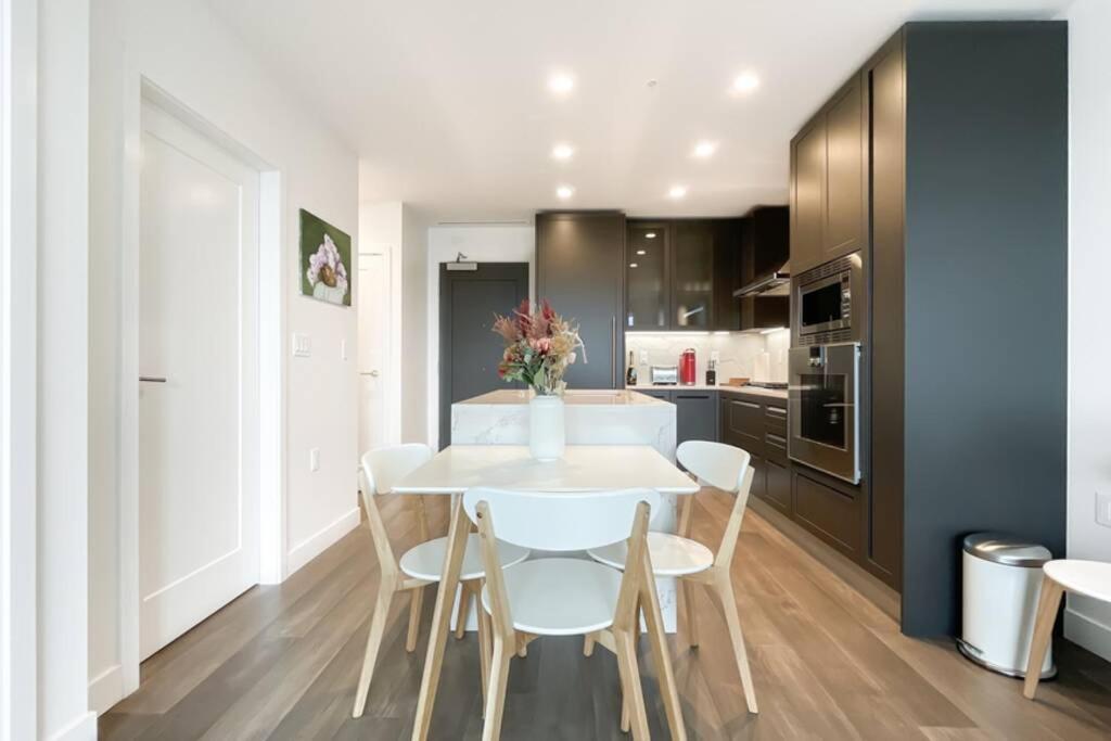 Spacious New Apartment With Working Space@Oakridge Vancouver Eksteriør bilde