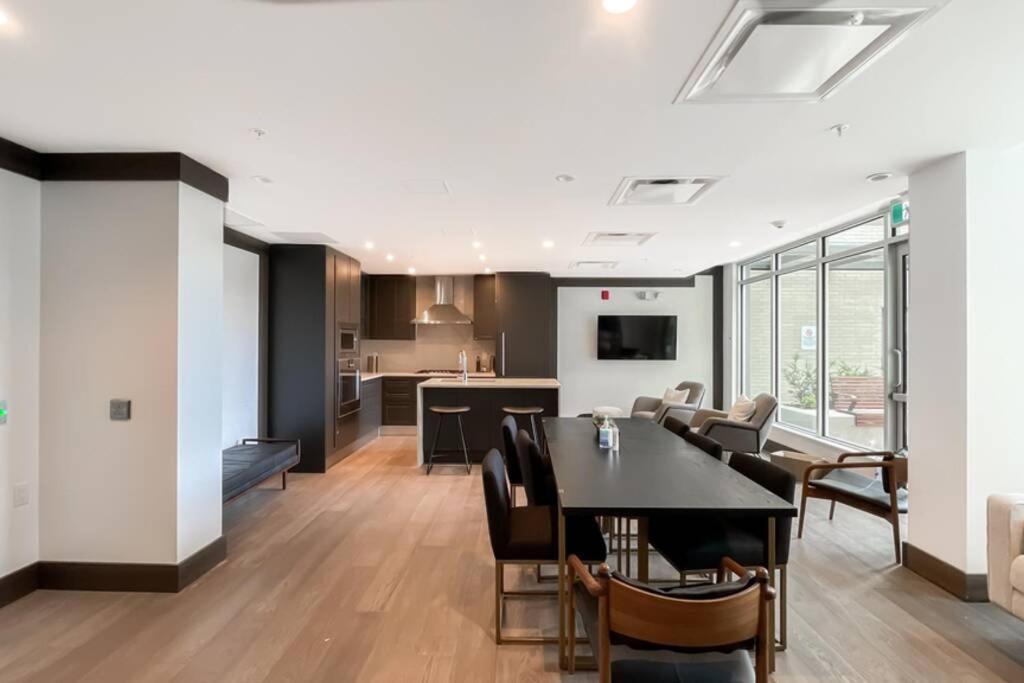 Spacious New Apartment With Working Space@Oakridge Vancouver Eksteriør bilde